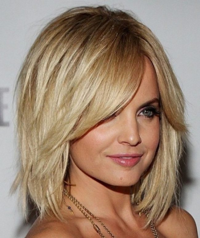 Women's hairstyles for medium hair for a round face